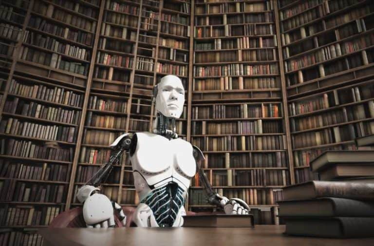 Een bibliotheek met een bureau waarachter een robot zit