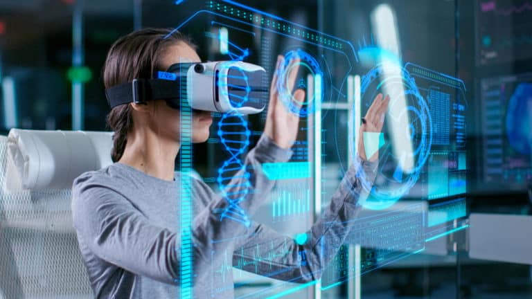 Een vrouw met een virtual reality bril bedient virtuele schermen met infographics