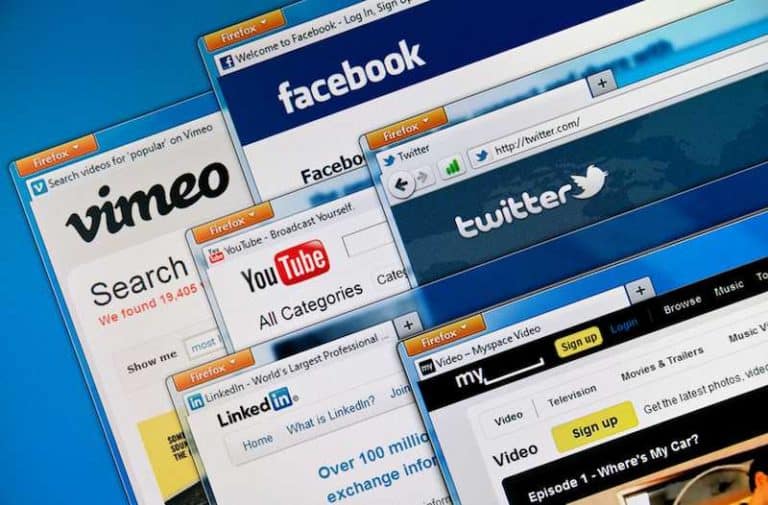 Social media-schermen op een computer: Pinterest, Instagram, Facebook, LinkedIn, Twitter, Google en WhatsApp