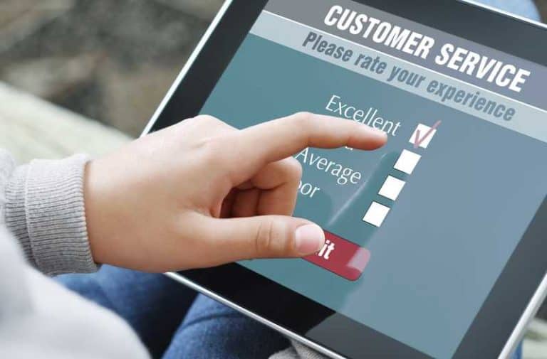 Een persoon bedient een tablet met een infographic over ‘customer service’