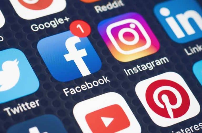 Scherm van een mobiel apparaat met social media-iconen