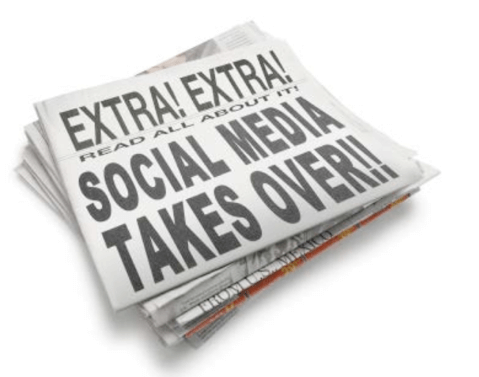 Een stapeltje opgevouwen kranten met daarop de tekst ‘social media’