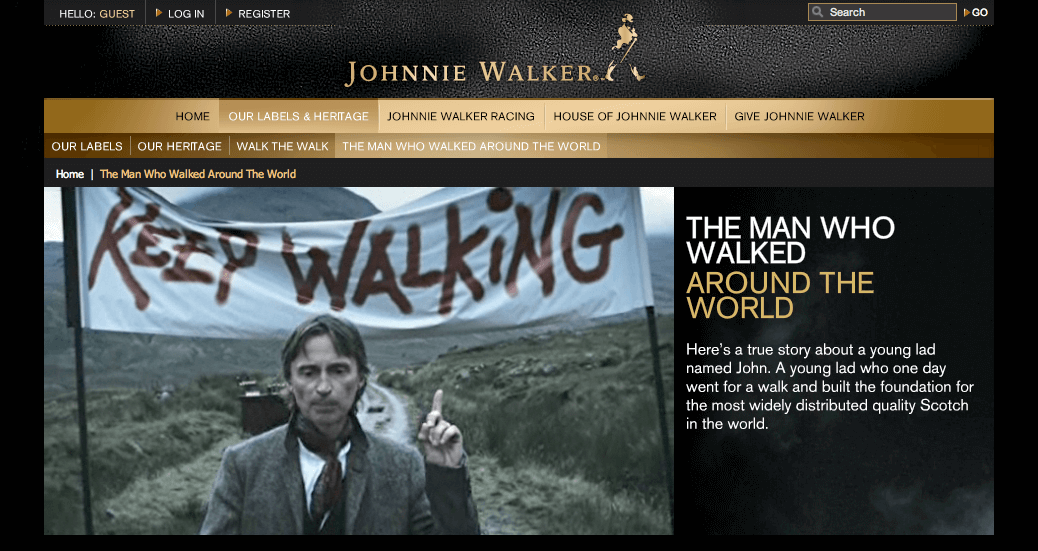 Schermafdruk van een webpagina van Johnnie Walker met een foto van een man met een spandoek waarop staat ‘Keep Walking’