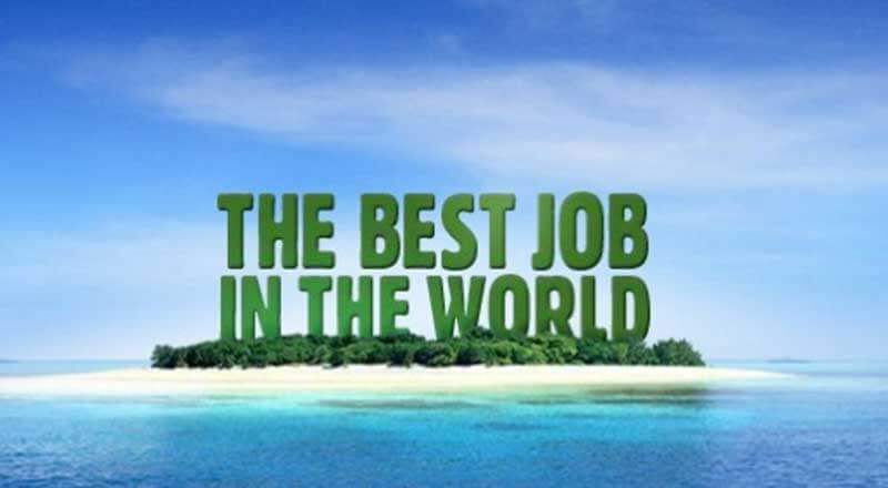 Een klein eiland met groene struiken en wit strand en de woorden ‘The best job in the world’ drijft in een azuurblauwe zee