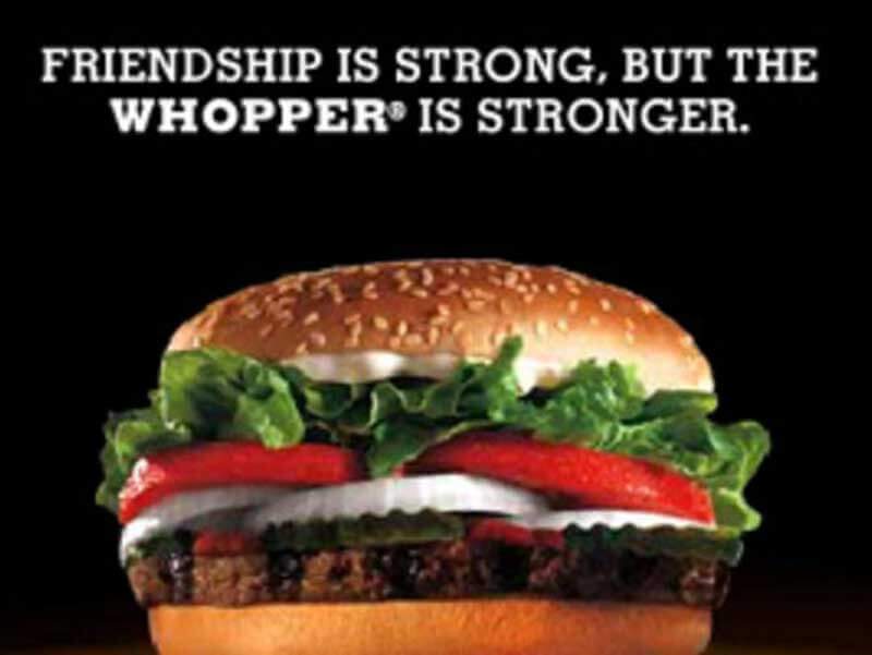 Foto van een broodje hamburger ‘The Whopper’ met tomaat, sla en ui