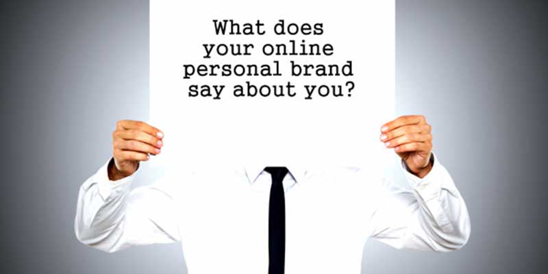 Man in een wit shirt houdt een bord vast waarop staat: “What does your online personal brand say about you?”