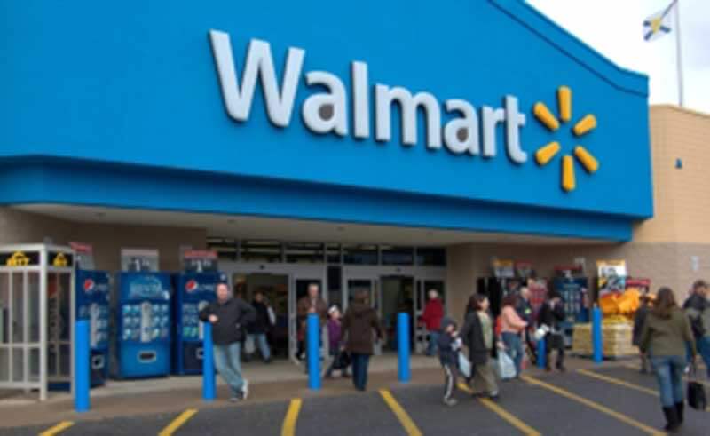 Winkel met grote blauwe gevel met het logo van Walmart
