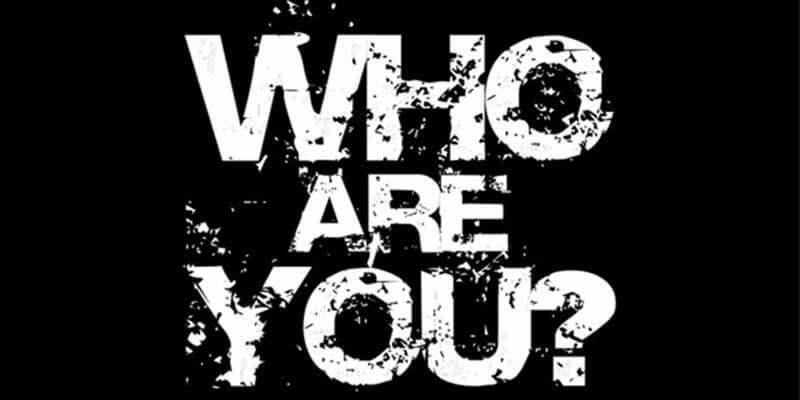  Zwarte achtergrond met witte tekst: “Who Are You?”