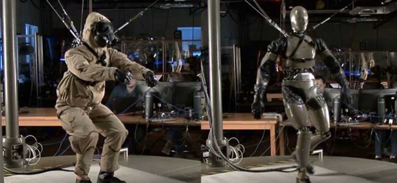 Twee Petman vechtrobots aan elektrische bekabeling