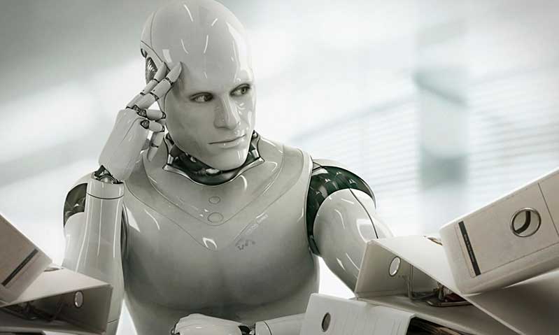Een witte, peinzende humanoïde robot zit aan een bureau met witte ordnermappen