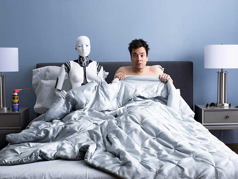  Een bed waarin een man en een vrouwelijke robot samen onder de dekens liggen
