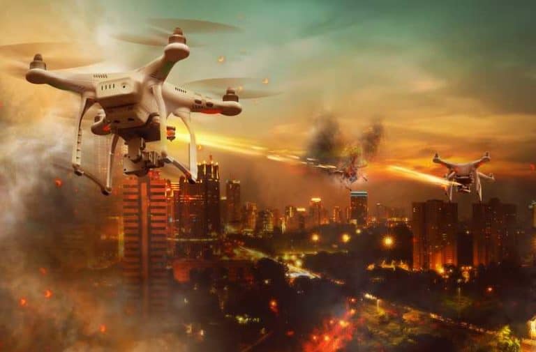 Een drone vliegt boven een verlichte stad met een oranje gloed
