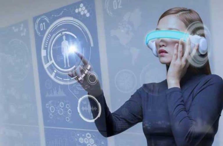 Een vrouw met een VR/AR-headset bedient een digitaal scherm waarop lichtgevende pictogrammen te zien zijn