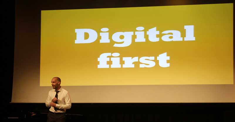 Man staat voor geel ‘Digital First’ scherm