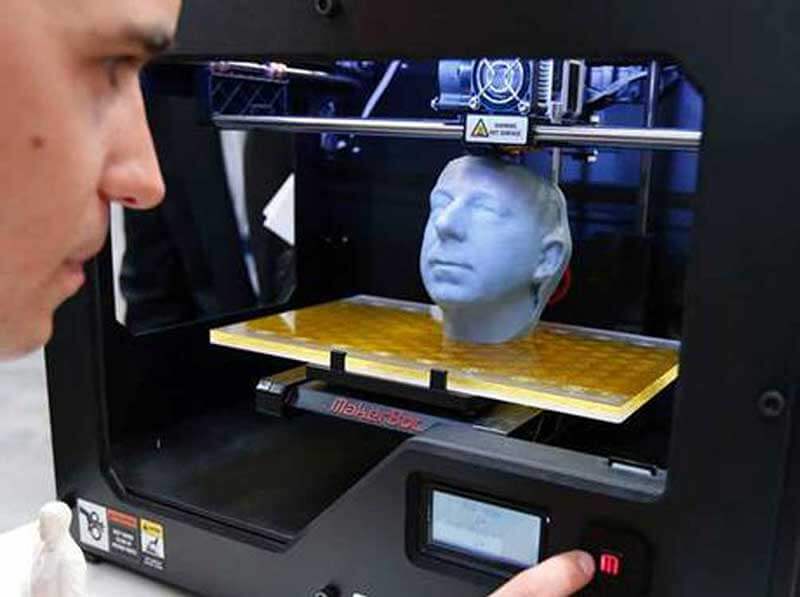 3D-printer met wit plastic mannenhoofd