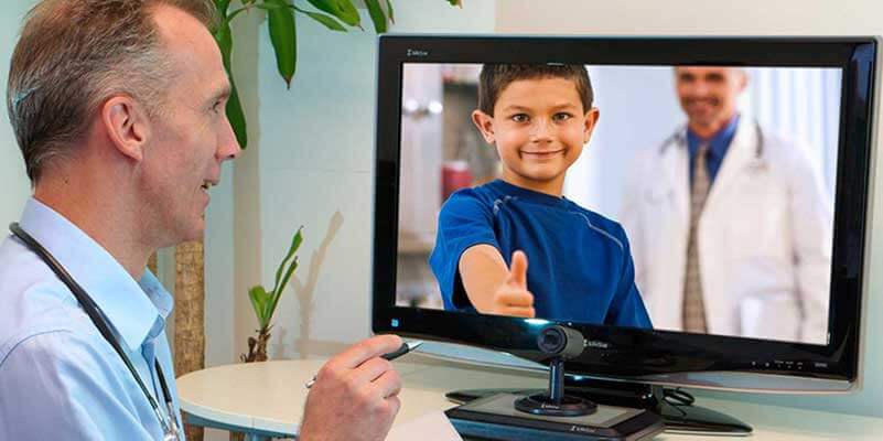 Dokter voor computerscherm met kind en dokter
