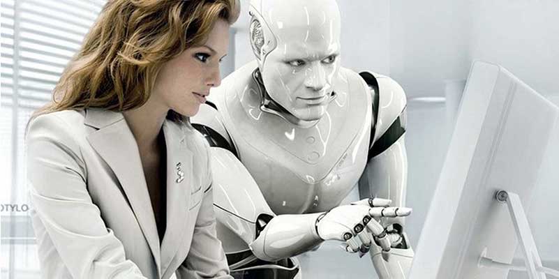 Witte robot en vrouw kijken samen naar computerscherm