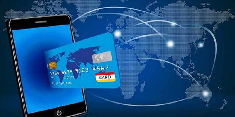 Wereldkaart met smartphone waar creditcard in verdwijnt