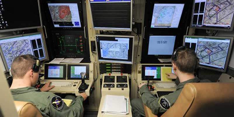 Luchtmachtpersoneel kijkt naar data op schermen