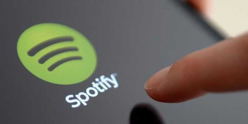 Vinger raakt Spotify app icoontje aan