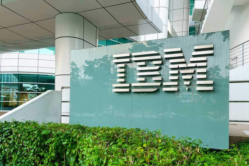 Kantoorgebouw met IBM-logo