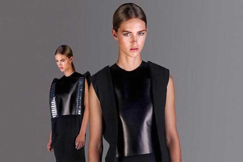 Twee afbeeldingen van een vrouw in futuristische zwarte kleding