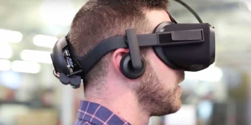 Man met virtual reality headset