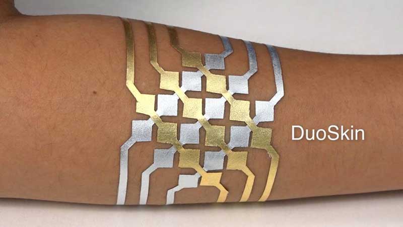 Tijdelijke DuoSkin tatoeage op een arm