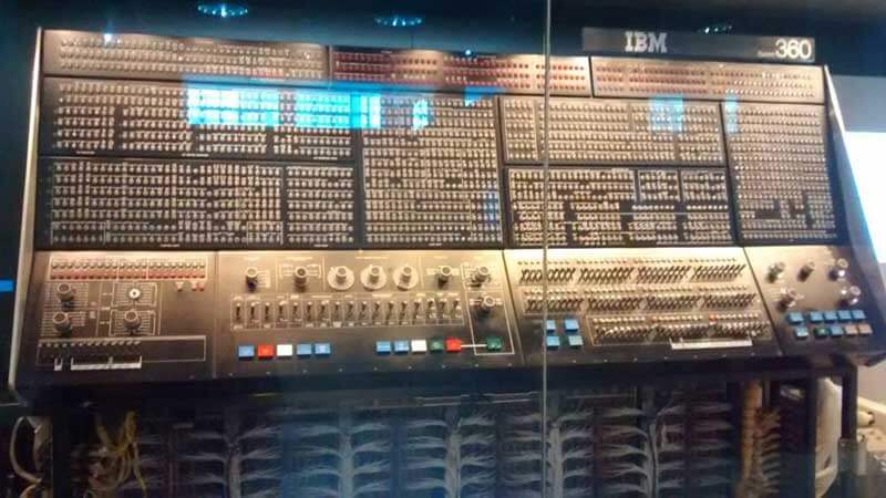 Grote IBM-computer uit de zeventiger jaren