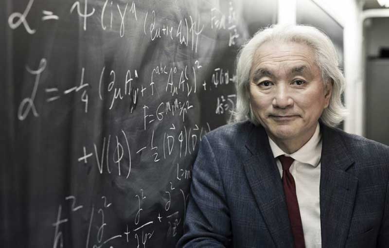 Natuurkundige Michio Kaku leunt op een schoolbord vol met wiskundige vergelijkingen