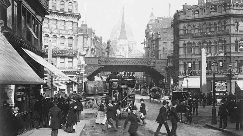 Zwart-witfoto van drukke straten in Londen tijdens de eerste industriële revolutie