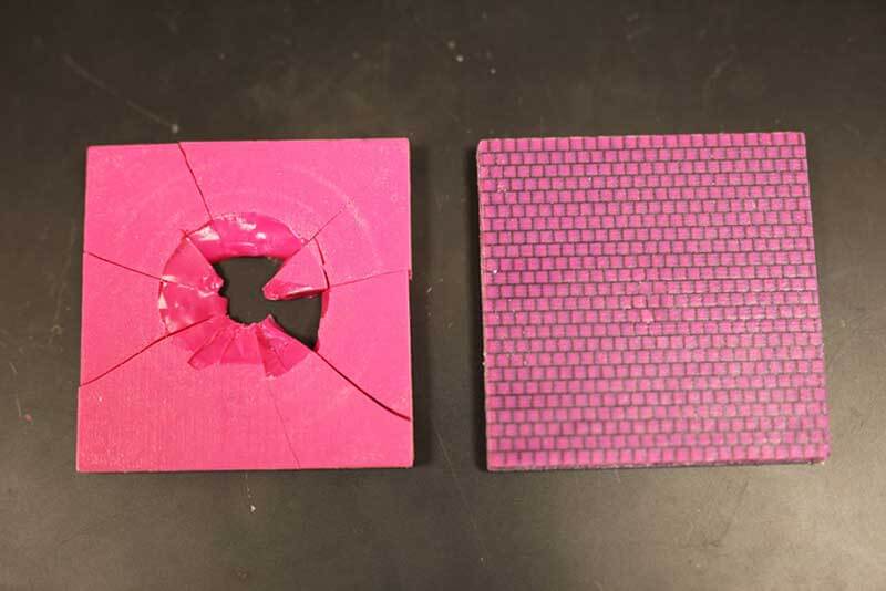 Twee roze blokken 3D-geprint materiaal ontwikkeld door het team van MIT