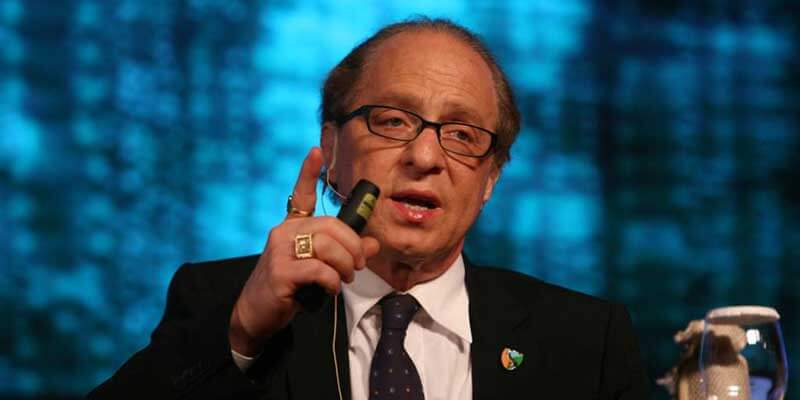 Futurist Ray Kurzweil praat terwijl hij zijn wijsvinger omhoog houdt