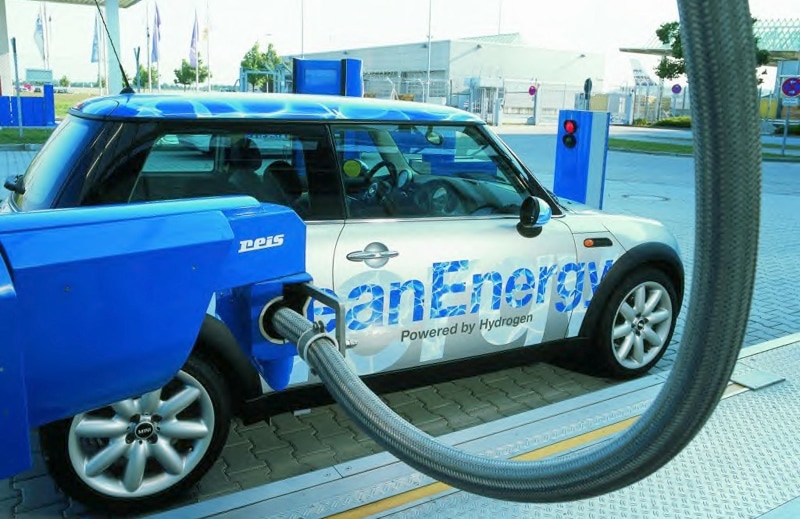 Een waterstofauto wordt opgeladen bij een waterstofstation