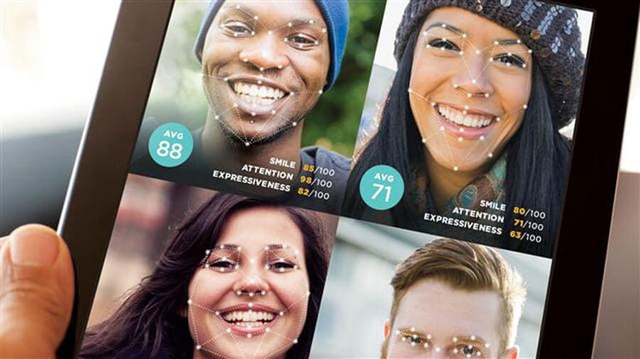 Een smartphonescherm met vier afbeeldingen van mensen waarvan de gezichten in kaart gebracht zijn