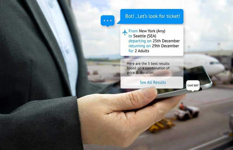 Persoon op luchthaven houdt smartphone in zijn hand en boekt via een chatbot een vlucht