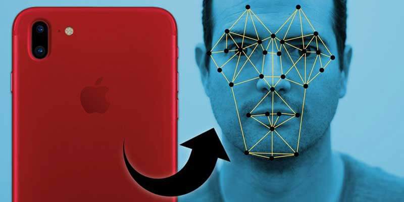 De achterkant van een rode iPhone waarop een zwarte pijl naar het gezicht van een man wijst