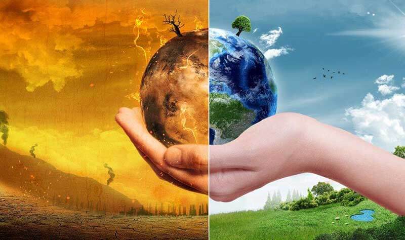 Menselijke hand houdt een uitgedroogde mini-Aarde vast die aan de linkerkant geteisterd wordt door branden en aan de rechterkant groen en gezond is