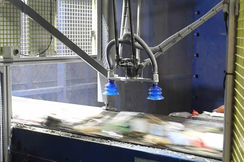 Een recycle-robot sorteert afval