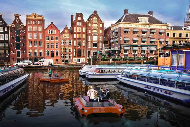 Grachtenpanden en rondvaartboten in Amsterdam