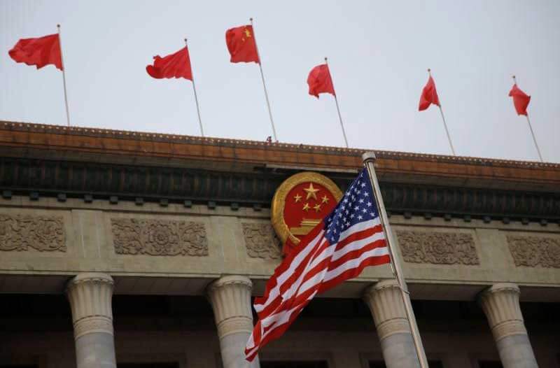 Chinees overheidsgebouw met Chinese en Amerikaanse vlaggen
