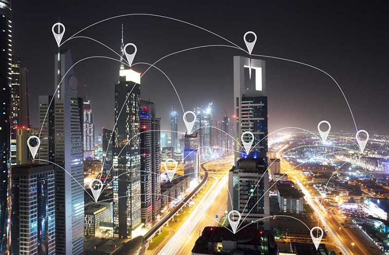 Digitale locatie-icoontjes zweven boven verlichte stad