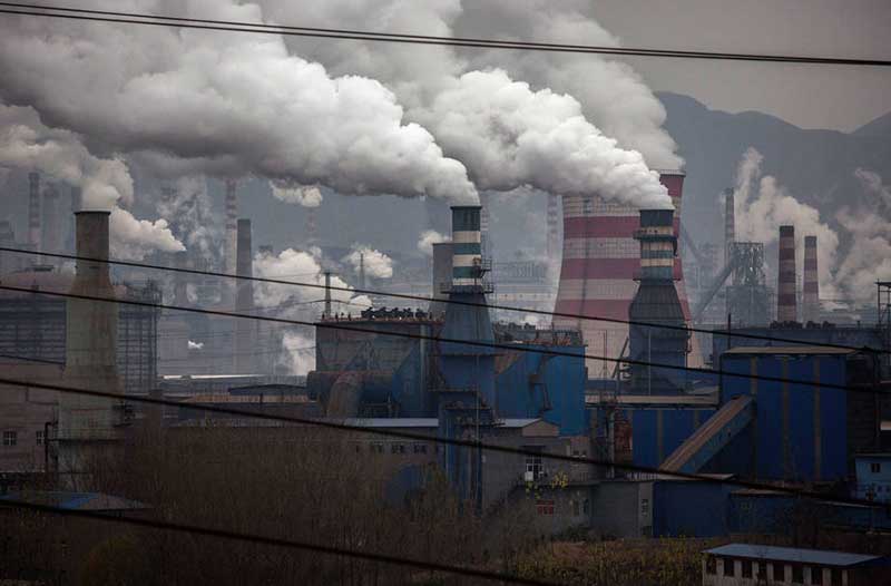 Luchtvervuiling door fabrieken die giftige rook uitstoten