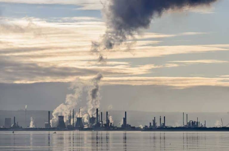 Meer met fabrieken die de lucht vervuilen met giftige rook|Lake with factories blowing smoke into the air|