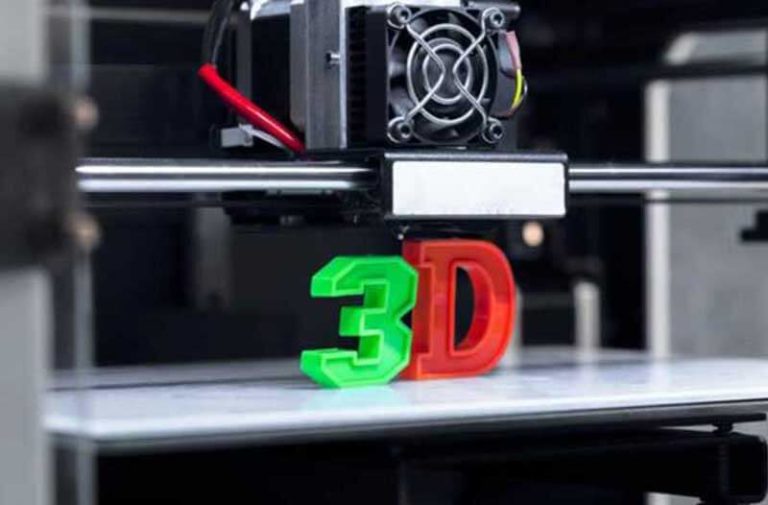 Een 3D-printer met een groene plastic nummer ‘3’ en een rode plastic letter ‘D’