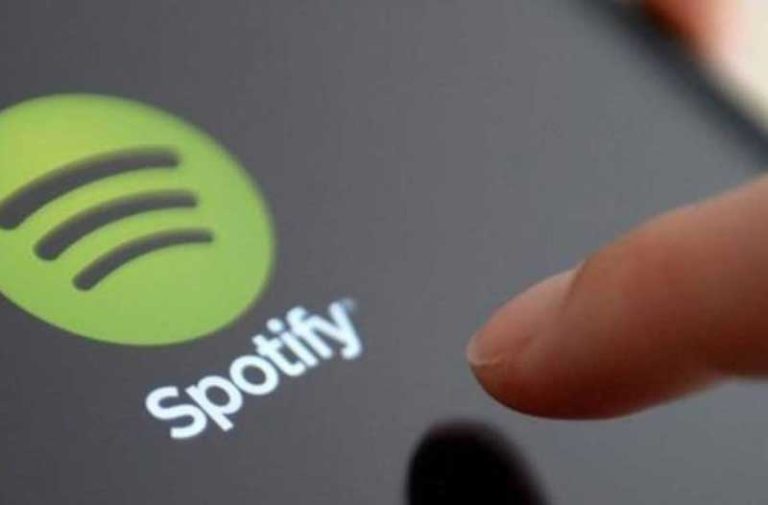 Vinger raakt Spotify app icoontje aan