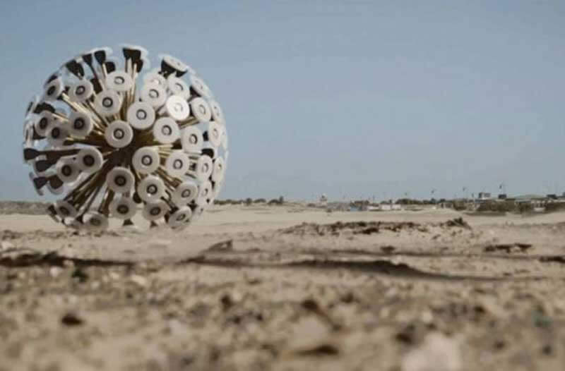 Een grote, futuristisch uitziende rollende bal in een woestijnlandschap
