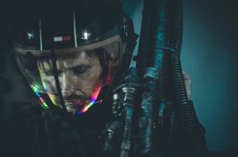Man met een wapen en een futuristische helm die een lichtgevende vloeistof bevat