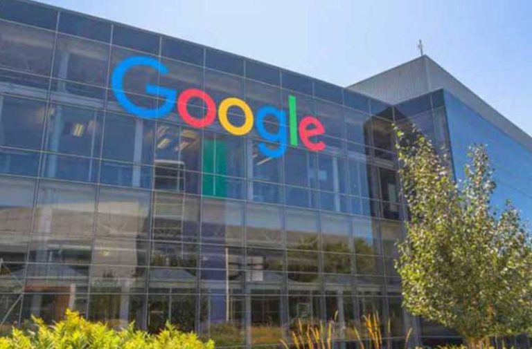 Glazen kantoorpand met het gekleurde Google-logo op de gevel