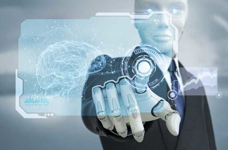 Witte robot in pak wijst naar zwevend digitaal scherm met afbeelding van menselijke hersenen|White robot in a suit pointing at a floating screen with an image of a human brain